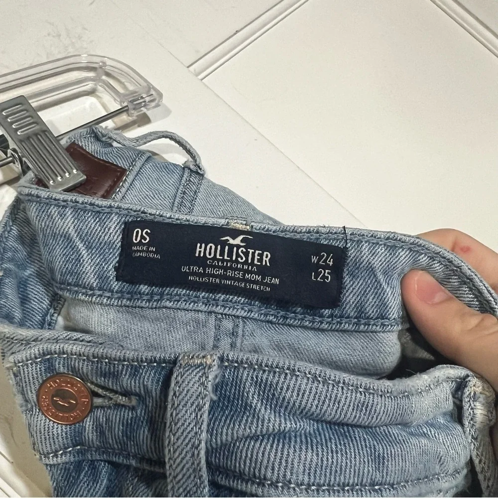 Hollister Ultra High Rise Mom Jeans Ripped Size 0